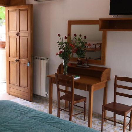 Villaggio "Camping Pompei" Bungalow Ngoại thất bức ảnh